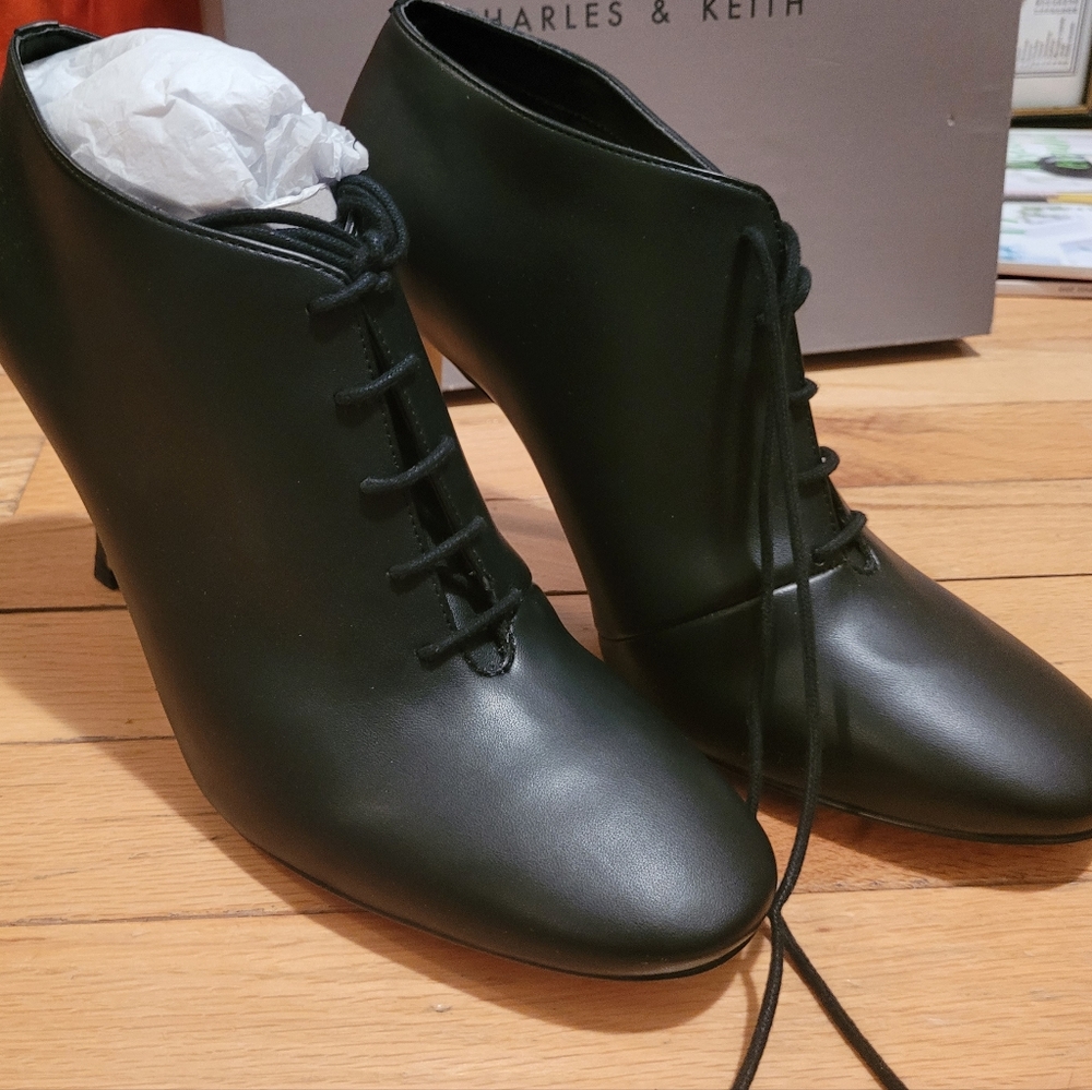 BNIB High heel boots Charles and Keith Womens 39